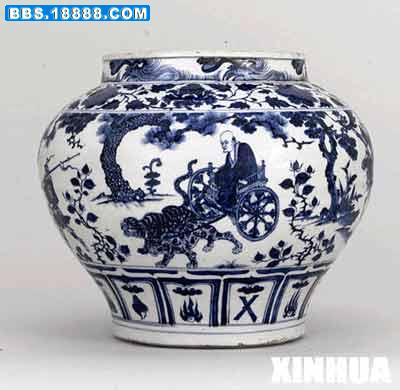 中国元代青花图罐拍出天价 达2.45亿人民币.jpg