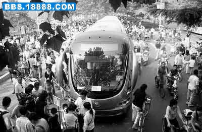市民争睹近25米长公交“巨无霸”.jpg