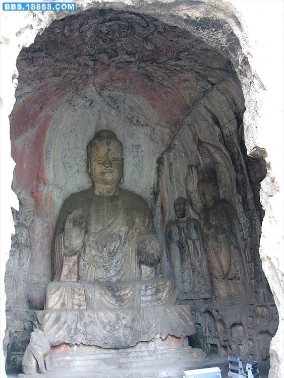 19宾阳南洞主佛.jpg