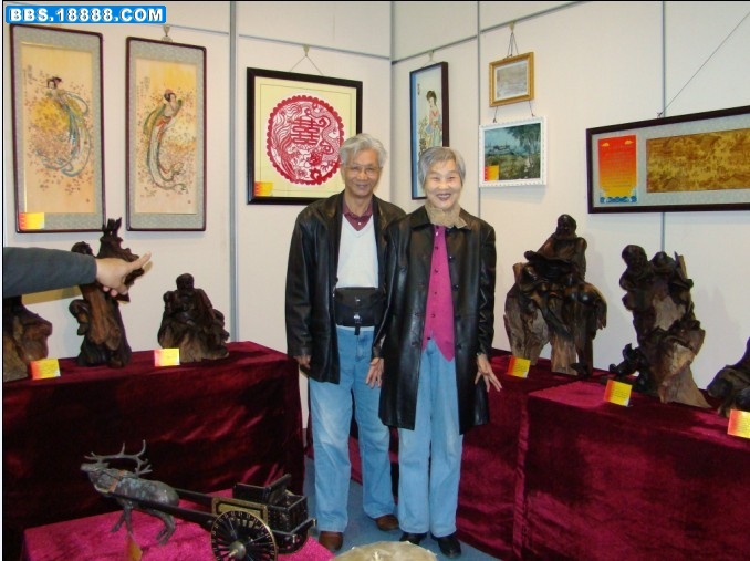 展览中和老伴的合影.jpg