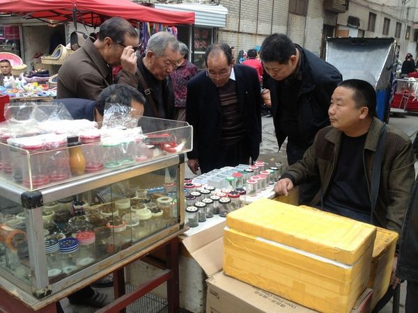 鸟市8卖蝈蝈的强哥.jpg