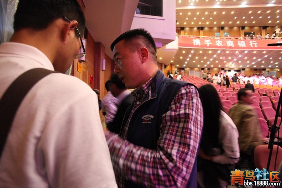 8访谈结束后九正堂郑刚先生与提问的同学交流.jpg
